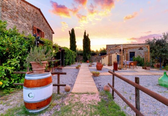 Porzione di Casale in Pietra con Uliveto e Piscina in Vendita a Suvereto, Toscana